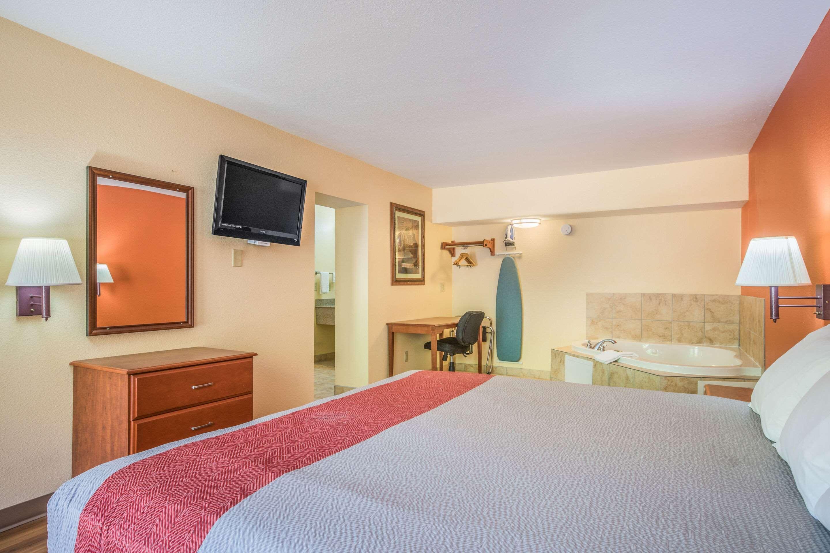 Rodeway Inn & Suites Macon Exteriör bild