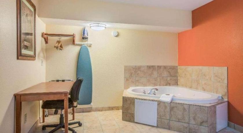 Rodeway Inn & Suites Macon Exteriör bild