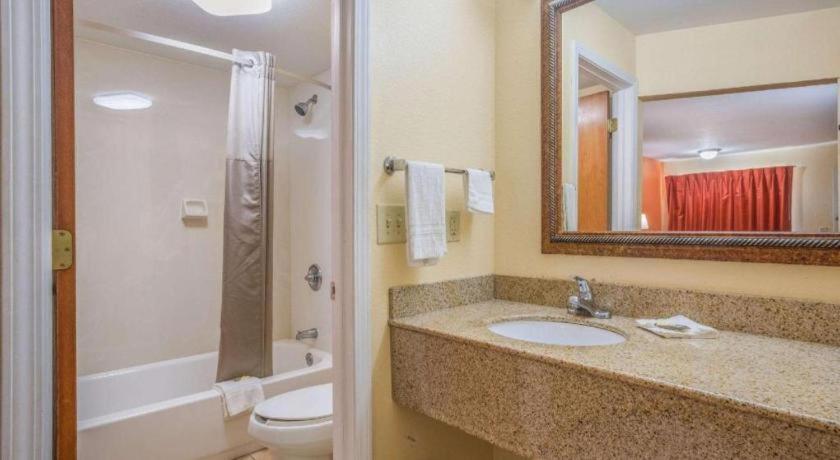 Rodeway Inn & Suites Macon Exteriör bild