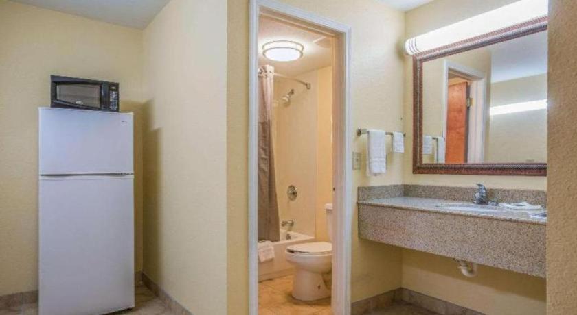 Rodeway Inn & Suites Macon Exteriör bild